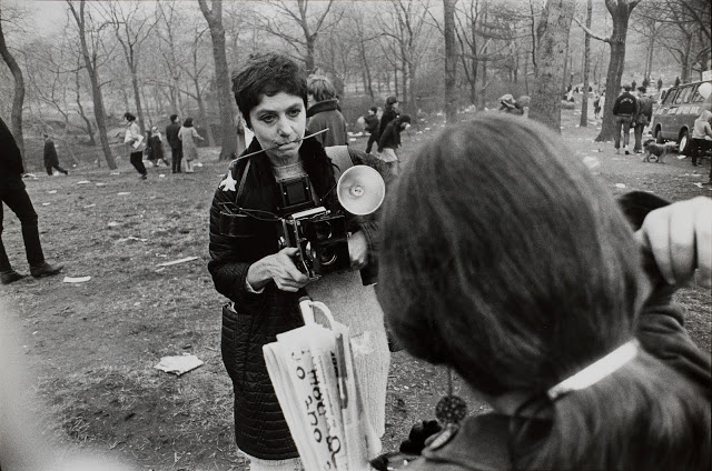 winogrand-diane-arbus-love-in-central-park-new-york